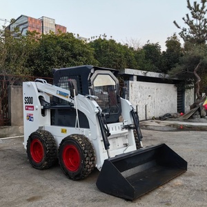 Chargeuse compacte S300 d'occasion avec moteur Kubota d'origine USA et accessoires - Product Image 4