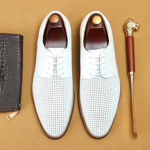 Chaussures en cuir formelles blanches à design ajouré, idéales pour les occasions professionnelles et décontractées en été, avec une bonne respirabilité pour hommes. - Product Image 2