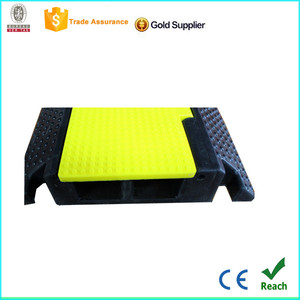 แผ่นยางชะลอความเร็วสีเหลืองสำหรับป้องกันสายเคเบิลบนถนน - Product Image 4
