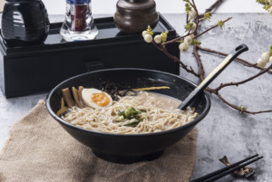 Japanisches Restaurant Ramen-Nudeln Servierlöffel Umweltfreundlicher Kunststoff Melamin-Löffel Matt-Gold-Muster Langer Griff - Product Image 4