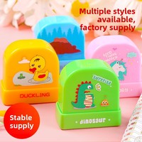 Vente en gros Intoss YZ008 Tampon nominatif en plastique au design de dessin animé mignon en forme de poupée, logo personnalisé pour vêtements d'enfants photosensible