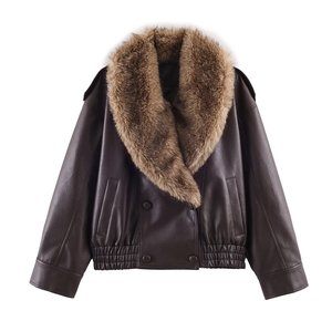<span class=keywords><strong>Veste</strong></span> courte <span class=keywords><strong>en</strong></span> similicuir <span class=keywords><strong>bordeaux</strong></span> pour <span class=keywords><strong>femme</strong></span> avec grand col <span class=keywords><strong>en</strong></span> fourrure moelleuse, double boutonnage et ourlet élastique - Product Image 3