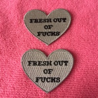 Emblème brodé intégral de couleur rouge vif, logo en forme de cœur découpé, patch brodé en tissu pour jeans