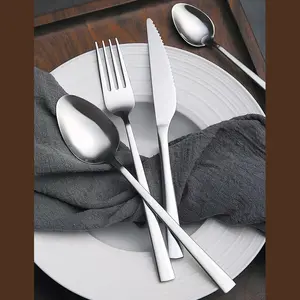 Üretici biftek kaşık bıçak ve çatal seti dondurma Logo meyve paslanmaz çelik gül altın sofra takımı salata mat sevimli çatal