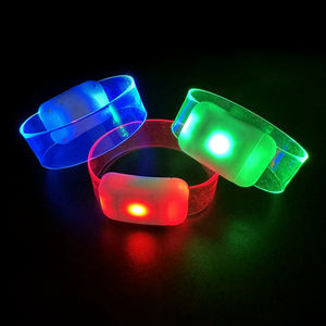 Customized Event <span class=keywords><strong>Party</strong></span> forniture RFID Light up LED braccialetto audioritmico telecomandato Festival luce LED braccialetto magnete - Product Image 1
