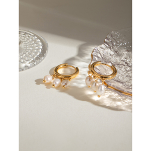 Orecchini di Perle J&D Fashion Jewelry, Placcati in Oro 18K, Acciaio Inossidabile con Tre Perle d'Acqua Dolce, Orecchini a Cerchio per Donne - Product Image 6