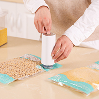 Nouveau design Mini pompe à vide électrique portable Mini 4 pièces Piles AA Alimenté automatique Scellant sous vide pour Vacuum Fresh Keepers