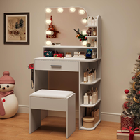 Grande coiffeuse de chambre rustique blanche en bois avec miroir éclairé, rangement et chaise