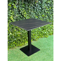Tables de restaurant en marbre blanc avec pieds noirs