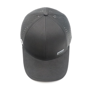 Gorras de Béisbol Deportivas Personalizadas de 6 Paneles, Estructuradas, con Parche de PVC y Goma, de Poliéster Negro Impermeable, con Orificios Cortados con Láser - Product Image 5