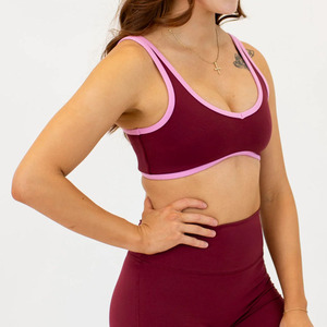 Soutien-gorge de sport et de yoga personnalisé en gros, bicolore <span class=keywords><strong>Cabernet</strong></span> avec bordure rose contrastante, fines bretelles doubles, maintien léger, coussinets amovibles - Product Image 2
