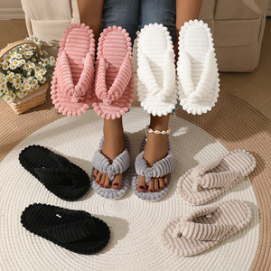 2026 Personnalisé en usine Tongs d'hiver moelleuses pour <span class=keywords><strong>femme</strong></span> en fausse fourrure, pantoufles d'intérieur en peluche à semelle souple, vente en gros - Product Image 5