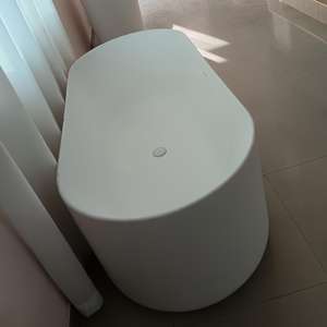 Baignoire autoportante ovale minimaliste en pierre artificielle, finition blanc mat, surface solide, pour salle de bain moderne - Product Image 2