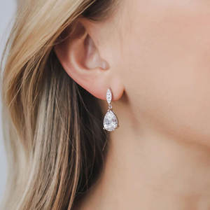 Boucles d'oreilles pendantes en or blanc avec cristaux taillés en poire pour femme, style classique, sertissage griffe, bijoux de mode pour mariage - Product Image 3