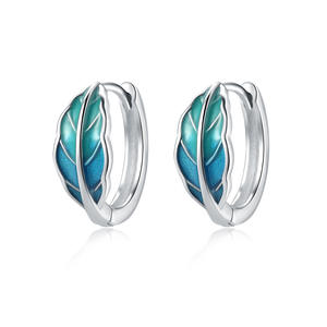 Boucles d'oreilles en laiton et cuivre blanc d'inspiration naturelle, feuilles vertes - Cadeau d'anniversaire pour femme - Product Image 1