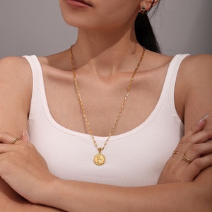 Collar de Doble Capa con Imagen de la Reina Isabel, Chapado en Oro, de Acero Inoxidable, Estilo Moderno y Lujoso para Mujer, Antideslustre - Product Image 2