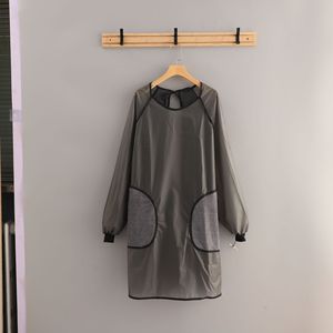 Delantal de TPU de manga larga, impermeable, reversible, para cocinar, uso diario, diseño de dibujos animados y con toallita para limpiar las manos. - Product Image 3