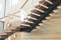 Escaliers préfabriqués à poutre mono escaliers centraux à longeron simple avec balustrade en verre, rail en bois supérieur et goupilles d'écartement