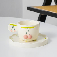 Tasse à café et soucoupe en céramique à motif de cerises en relief dessiné à la main, tasse à latte pour le thé de l'après-midi, motif de fruits mignon