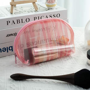 Sac de rangement personnalisé portable de voyage à rayures rose Sac de maquillage en maille en forme de coquille demi-ronde transparent pour lavage de natation - Product Image 1