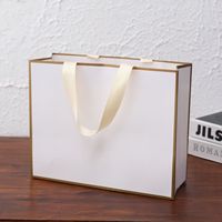 Sacs cadeaux en papier d'art recyclable blancs avec logo personnalisé imprimé en sérigraphie pour vêtements et chaussettes