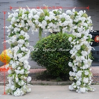 Arche carrée florale artificielle vintage blanche et verte avec lys calla et verdure pour entrée de mariage et toile de fond photo événementielle