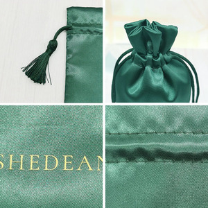 Pochette à cordon en satin à double face avec logo personnalisé, en fausse soie verte, pour le rangement de la lingerie et l'emballage de cosmétiques - Product Image 4