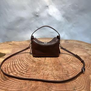 Petit sac bandoulière en cuir véritable pour femme, style vintage avec rabat à fermoir, mini sac à main avec poignée, logo personnalisé OEM, vente en gros - Product Image 2