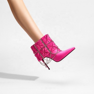 Bottes à talons hauts en satin rose personnalisées, style western, avec chaînes en strass, bout pointu et <span class=keywords><strong>talon</strong></span> compensé, <span class=keywords><strong>pour</strong></span> la vente en gros - Product Image 3