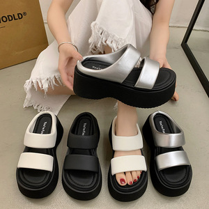 Nouvelles pantoufles en cuir souple et épais pour <span class=keywords><strong>femme</strong></span>, style nuage, collection été 2024, tendance et polyvalentes à porter à l'extérieur - Word slippers - Product Image 1
