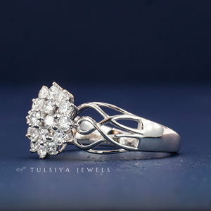 Bague tendance en or avec cristaux, bande audacieuse en or blanc 14 carats avec détails de petits diamants, bijoux de fiançailles à la mode pour femmes - Product Image 3