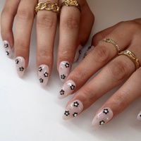 Faux ongles à presser en acrylique, forme amande, longueur courte, style French, couleur nude laiteux simple coréen, avec strass 3D petite fleur noire, personnalisables