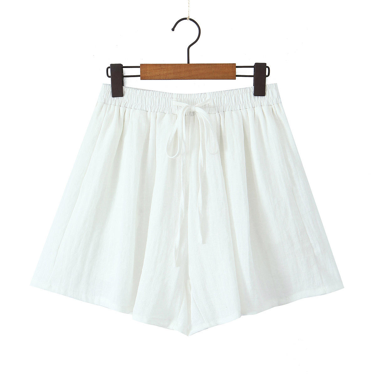 กางเกงขาสั้นสีขาว