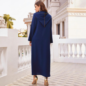Abito da donna blu navy con cappello in vetro cucito a mano e dettagli dorati - Product Image 5