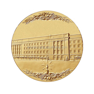 Moneda de hoja de arce con acabado granulado fundido a presión chapado en oro conmemorativo con logotipo personalizado al por mayor - Product Image 1