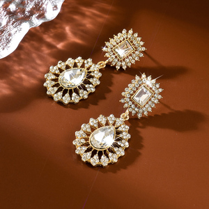 Orecchini Pendenti a Goccia con Strass Completamente Incastonati, Stile Palazzo di Lusso Leggero, Accessori Versatili per la Sposa, di Tendenza per Matrimoni - Product Image 6