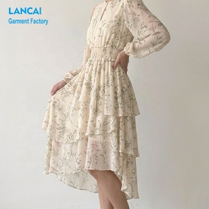 <span class=keywords><strong>Robe</strong></span> <span class=keywords><strong>longue</strong></span> en mousseline florale personnalisée pour <span class=keywords><strong>femme</strong></span>, col en V, manches lanternes, taille haute, ourlet à volants étagés smocké, fabricant OEM ODM - Product Image 3