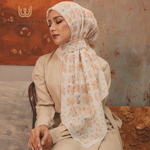 Venta al por mayor personalizado Malasia cuadrado Tudung Bawal brillante diseño bufanda musulmana mujeres algodón gasa impresión <span class=keywords><strong>Hijab</strong></span> - Product Image 2