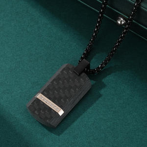 Nueva combinación de carbono puro para hombre, colgante de etiqueta de perro de piedra con incrustaciones de acero inoxidable, ropa de titanio negro personalizada - Product Image 2