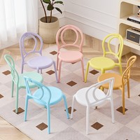 Chaise empilable pour enfants au design élégant pour manger Chaise en plastique pour enfants de couleur unique Chaise de salle à manger pour enfants de fête