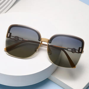 Lunettes de soleil de style européen pour femmes, verres polarisés UV400 TAC, monture en PC, design quadrilatère, couleur noire, TZ 7504 - Product Image 2