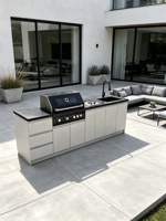 Îlot de cuisine extérieur moderne avec barbecue à gaz naturel 5 brûleurs, évier, armoires beige clair et plan de travail en acier inoxydable - Idéal pour les fêtes et l'usage domestique