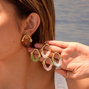 Pendientes Irregulares Huecos con Incrustaciones de Resina de Colores de Diseño Moderno YF8384, Chapados en Oro de 18K, Acero Inoxidable Resistente al Agua - Product Image 1