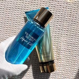 批发原装品牌香水 Agua Kiss 女士香水套装维多利亚的秘密 250 毫升身体喷雾和 236 毫升身体乳液套装 - Product Image 3