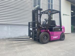 Chariot élévateur diesel EverLIFT, capacité de <span class=keywords><strong>3</strong></span> tonnes, mât à <span class=keywords><strong>3</strong></span> étages, utilisation intensive pour la construction, type de transmission <span class=keywords><strong>4</strong></span> roues motrices, manutention de palettes - Product Image 4