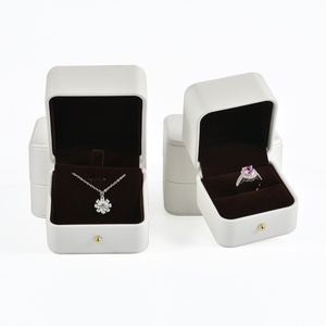 Boîte à bijoux rectangulaire moderne en cuir PU et velours avec logo personnalisable, porte-collier 6 couleurs avec motif carré - Product Image 2
