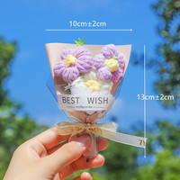 Bouquet de fleurs tricotées, roses au crochet dans un panier, cadeaux du Nouvel An, décoration de salon et de bureau