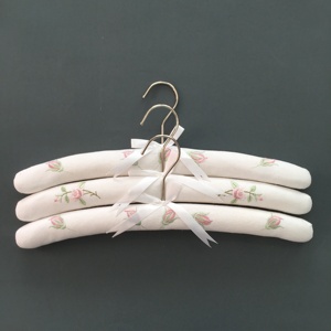 Porte manteau brodé, prix fin, vente en gros - Product Image 1
