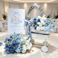 Décoration florale de scène pour mariage : Grande rangée de fleurs bleues, oranges et violettes pour toile de fond de scène