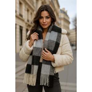 Écharpe d'hiver chaude et douce avec de larges franges - Écharpe rayée blanc crème, noir et gris Sal1270 - Gris - Product Image 3